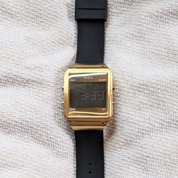 VTG Retro Two-Tone Gold & Black Men's 80's-90's Guess Watch Heavy, Works! - Picture 7 of 9